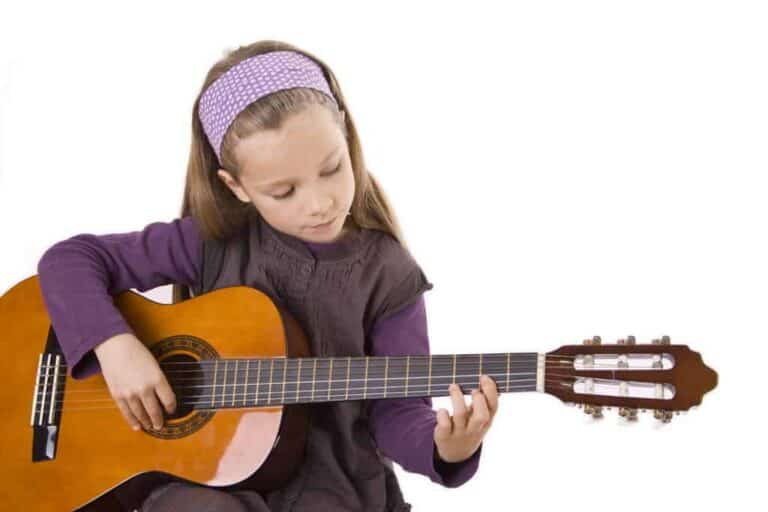Beverly Hills child learns to play the guitar
